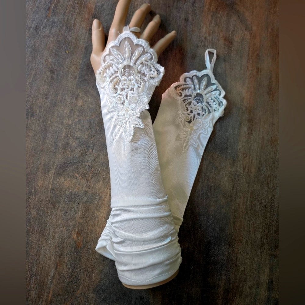 Elegant Bridal Rouched White Lace Fingerless Gloves